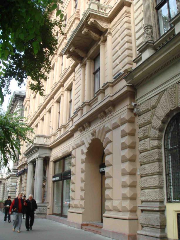 ここブダペストも、窓、入り口、外壁それぞれ隣の建物と異なるようである。